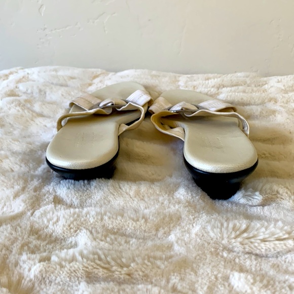 Munro Sandals. Size 8. White elastic upper. 1 1/2” Heel. Super comfortab… - Picture 4 of 8
